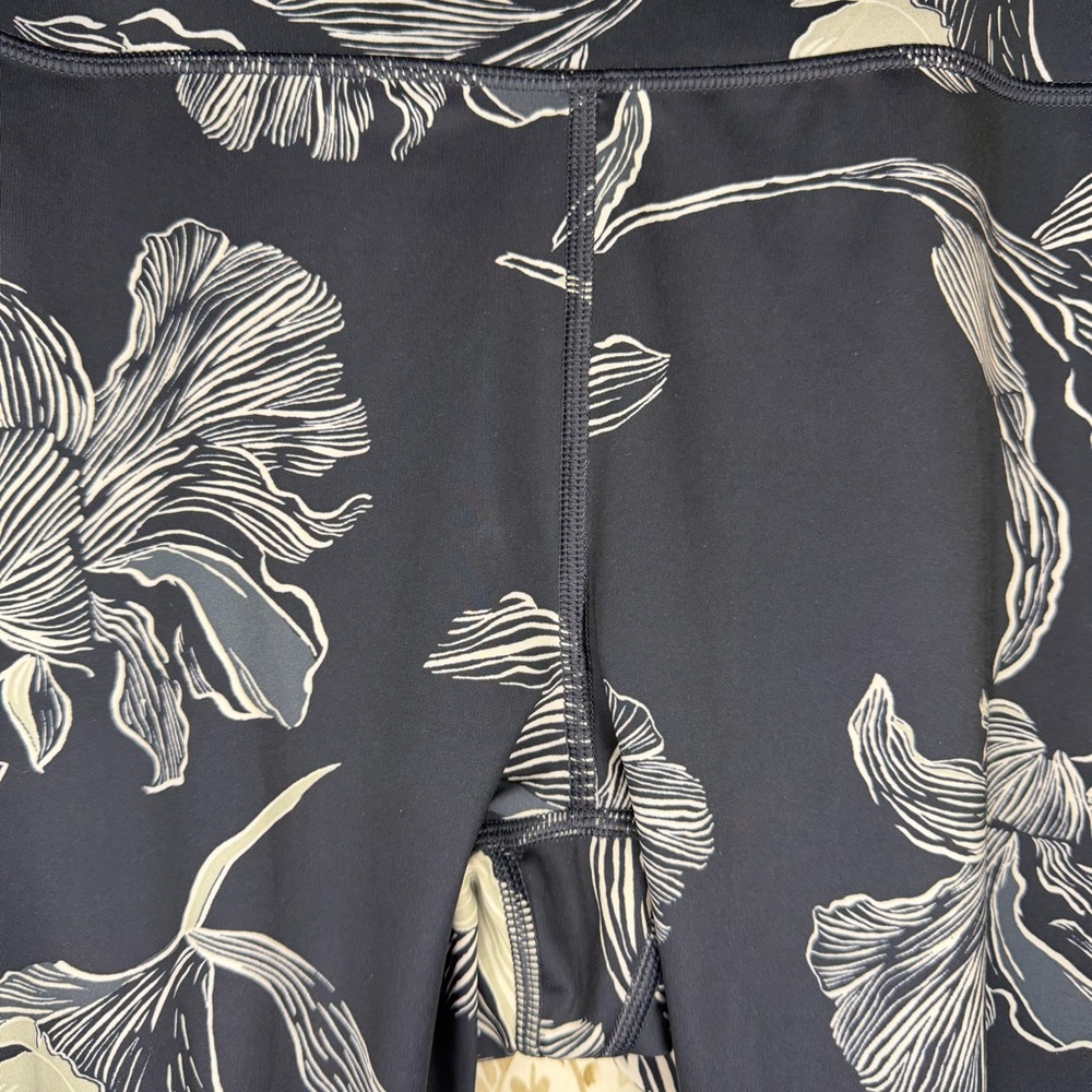 Athleta Sonic Capri Floral Print 7/8 Leggings Size Large Navy Blue High Rise - Picture 3 of 10